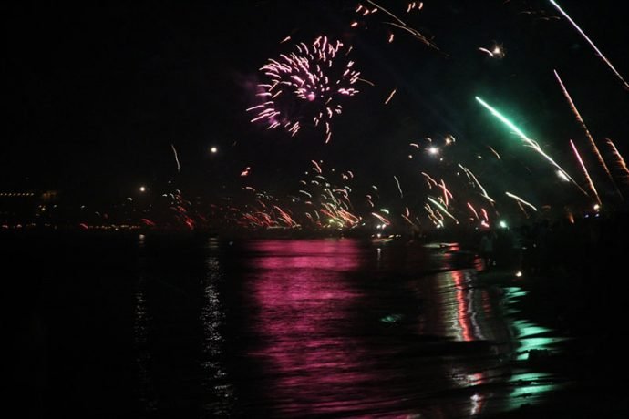 Fogos de artifício no Camboja como vista para viajar em dezembro
