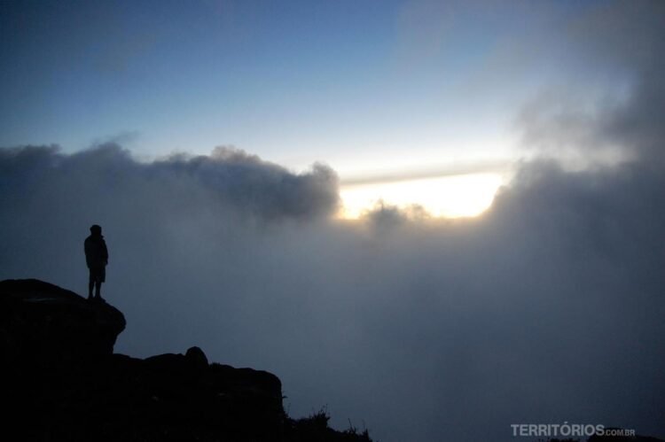 Homem solitário no topo do Monte Roraima ou mundo perdido