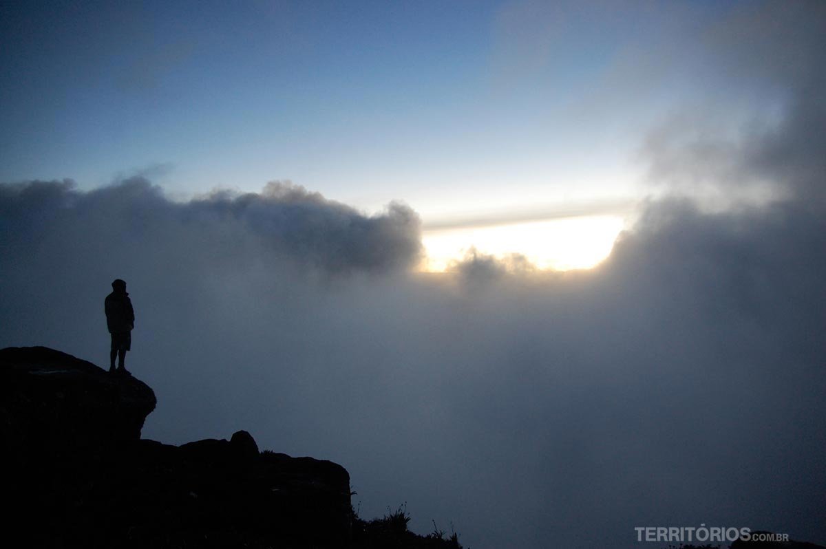 Homem solitário no topo do Monte Roraima