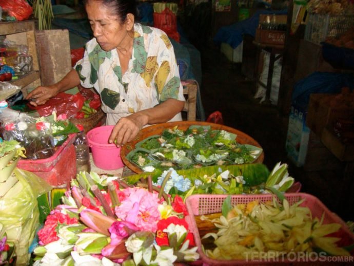 Preparando oferendas no mercado publico de Denpasar