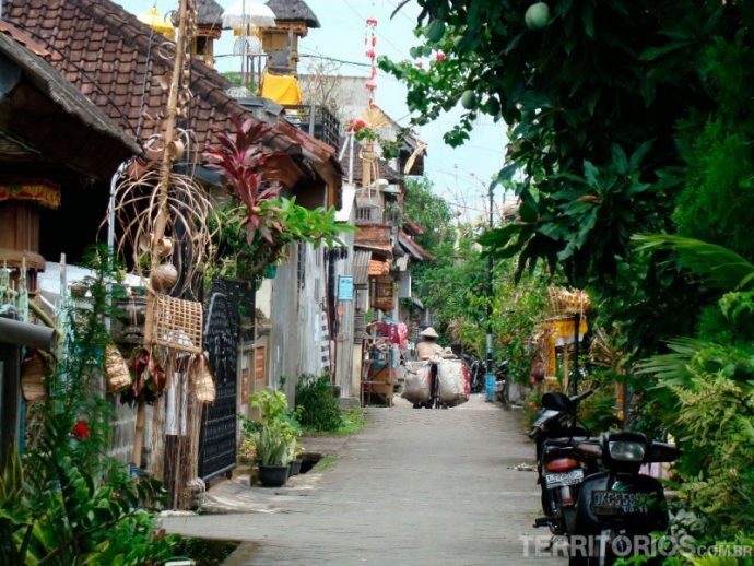 Típica via residencial em Denpasar