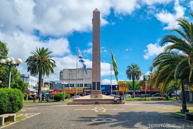 Praça com obelisco no centro