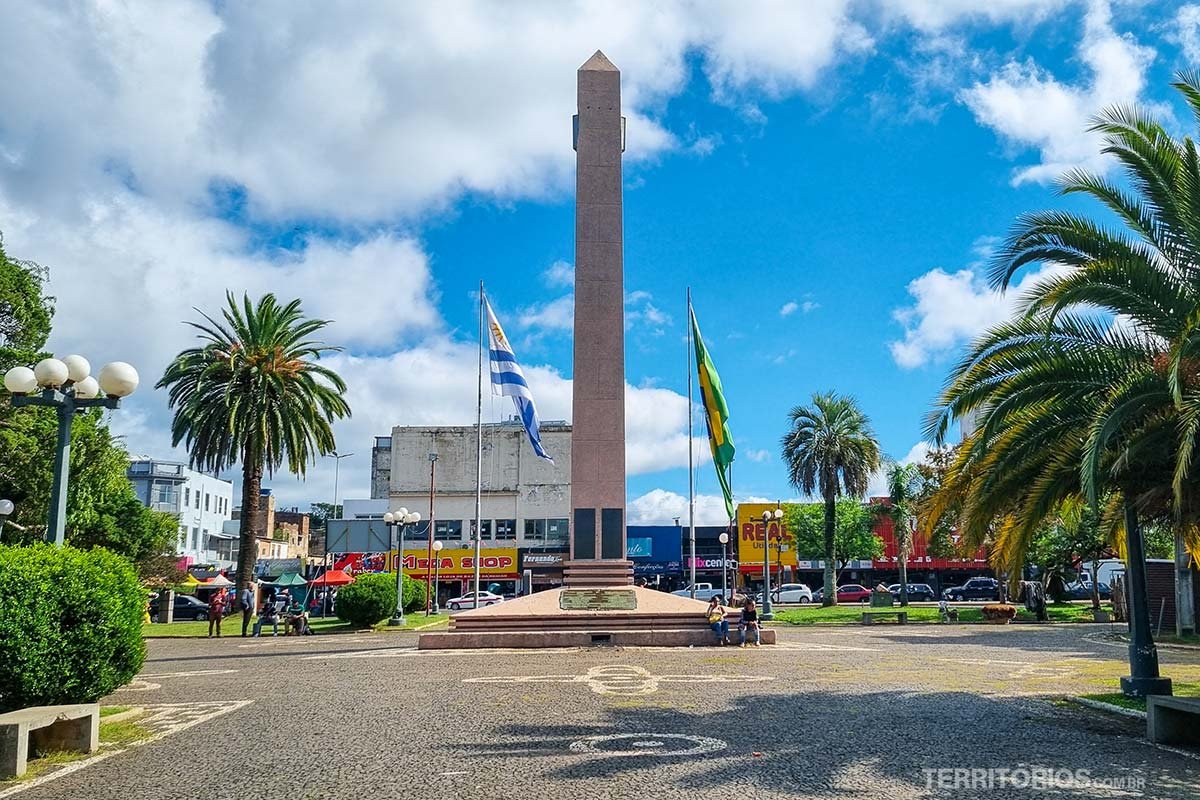 Obelisco entre as bandeiras do Uruguai e Brasil em praça