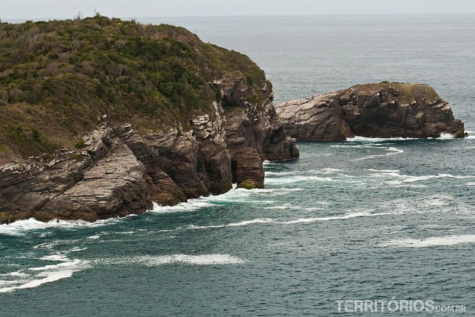 O nome da Praia da Tartaruga vem dessa montanha