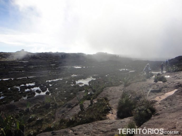 Terreno acidentado e cheio de limo no topo