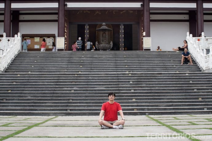 Meditando em frente ao templo