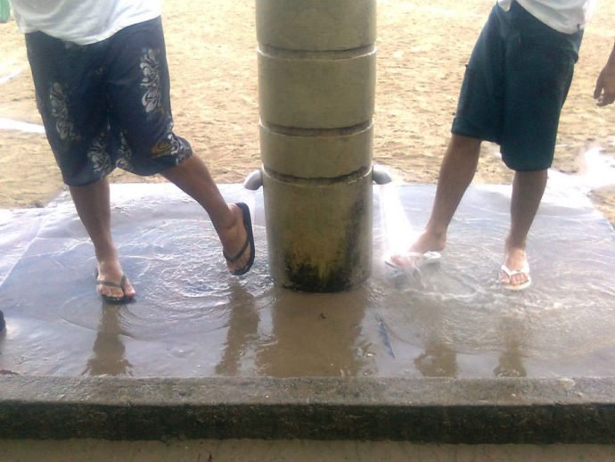 Chuveiro para tirar a areia dos pés