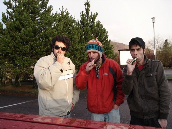 Escovando os dentes ao ar livre (depois de passar frio dormindo no carro)