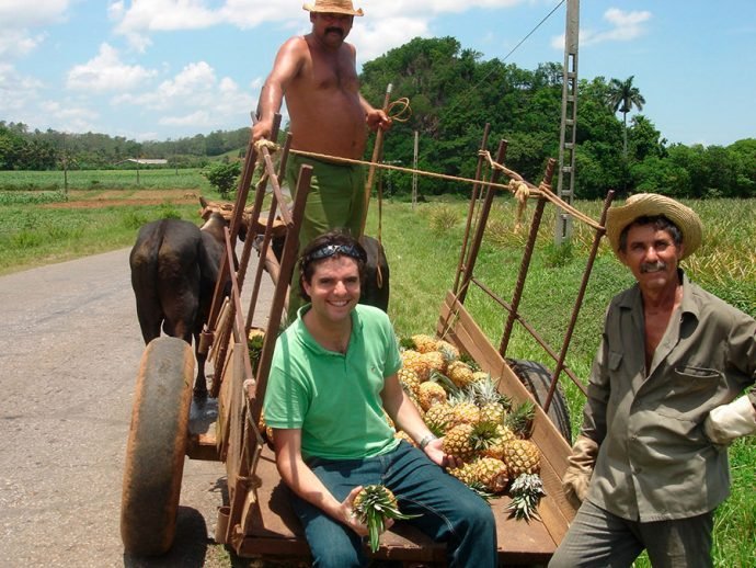 Conversando com os trabalhadores da fazenda cubana