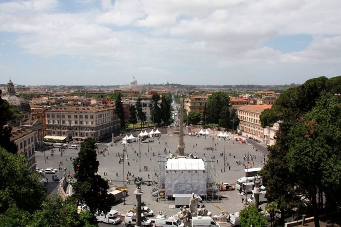 Vista de cima da Piazza del Popolo e as cúpulas de algumas igrejas 