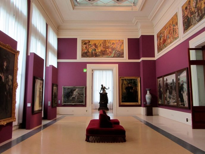 Salas vazias no Museu de Arte Moderna