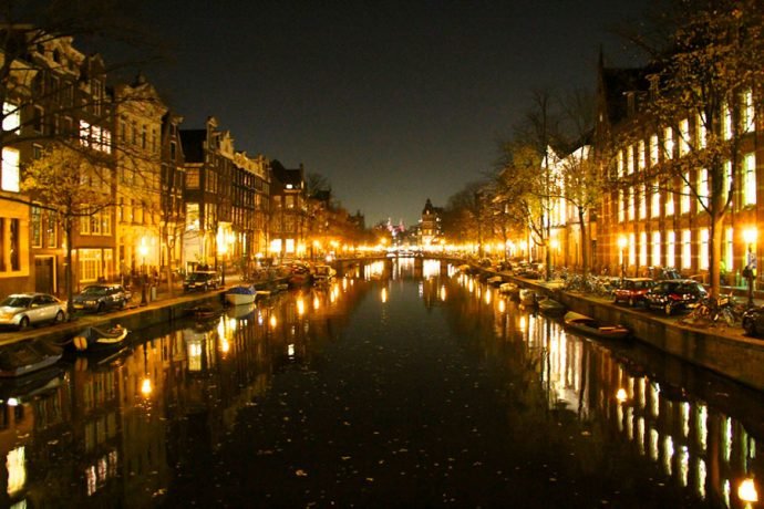 Paisagem noturna de Amsterdam