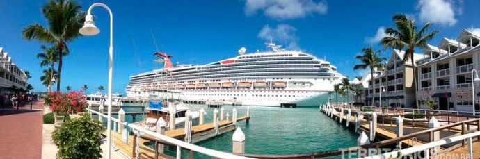 Cruzeiro atracado no Pier do hotel em Key West