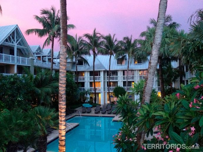 Resort com lindo céu avermelhado ao pôr do sol - Dica de onde ficar na Flórida