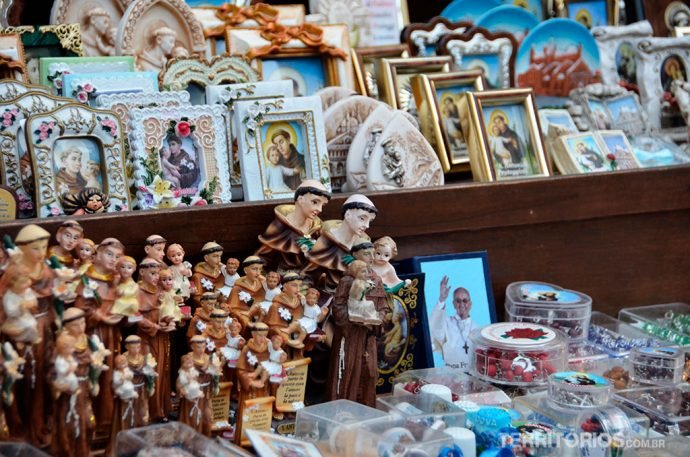 Santinhos e souvenires de Santo Antonio são vendidos em barracas em frente à igreja