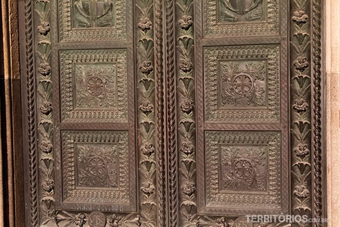 Detalhe da porta de madeira