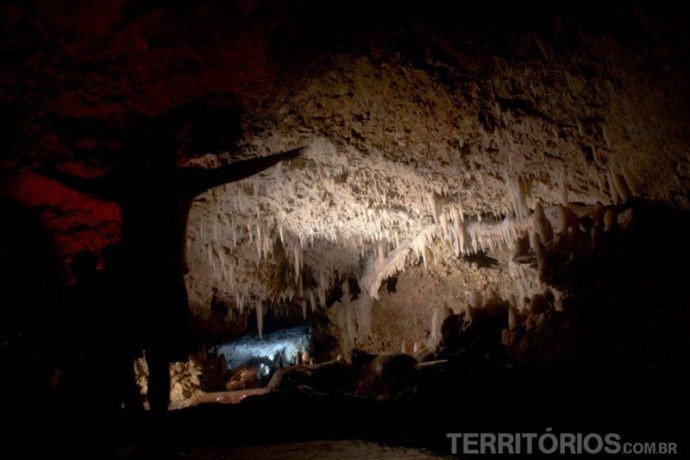 Cada pessoa ganha uma lanterna e pode tocar nas formações da Harrison’s Cave