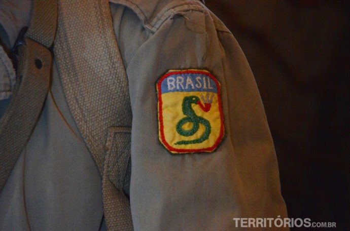O brasão: é mais fácil ver uma cobra fumando do que o Brasil entrar na Guerra