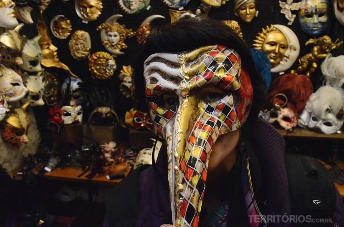 Provando as mascaras de Veneza