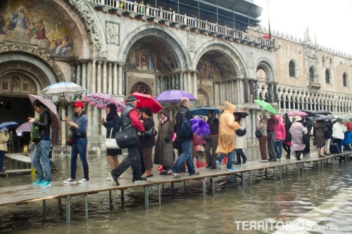 Em dia de chuva turistas se aglomeram nas passarelas em Veneza