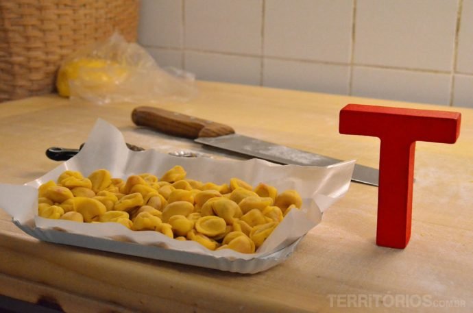 Passamos uma tarde tendo aula de pasta com uma nona italiana em Bolonha