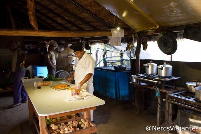 A cozinha e Nelson preparando o almoço na hospedagem no Jalapão