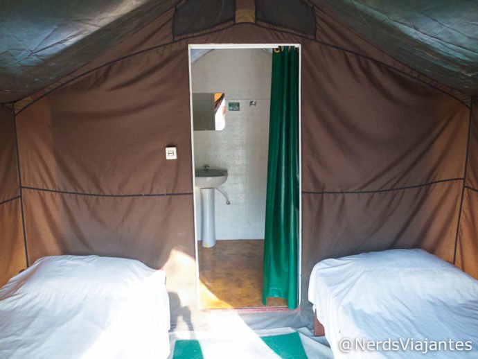 Banheiro privativo no interior da barraca