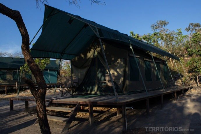 Safari Camp Korubo tem cama de madeira e banheiro dentro da barraca para passar bem no Jalapão