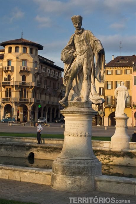 Esculturas no Prato della Vale, a maior praça da Europa fica no Vêneto