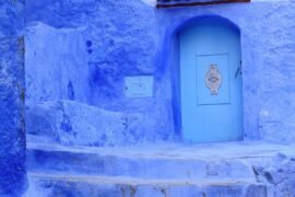 Porta azul decorada na medina de Chefchaouen