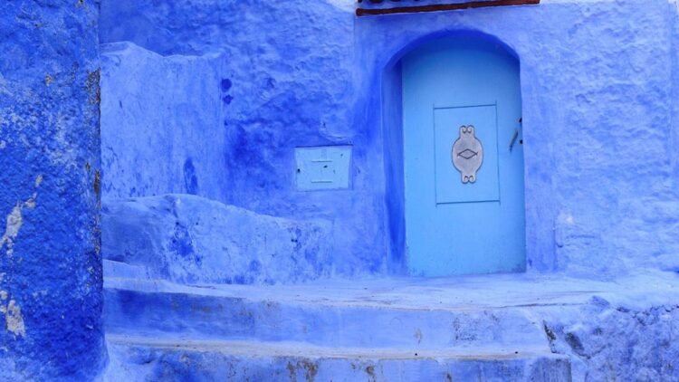 Porta azul decorada na medina de Chefchaouen
