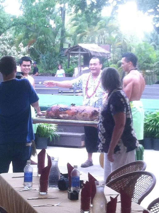Tradicional comida e dança Polinésia (nosso porco no rolete)