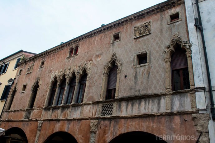 Casa Olzignani é exemplo da arquitetura na via Umberto I