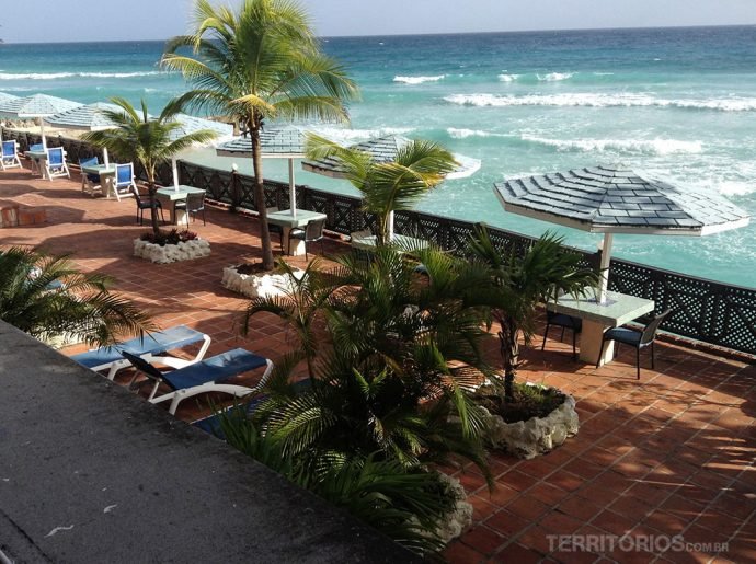 Área da piscina e vista dos quartos no South Gap, um dos hotéis em Barbados