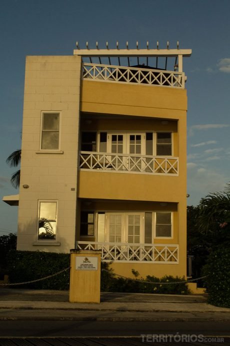 Fachada das acomodações maiores no Yellow Bird, um dos hotéis em Barbados
