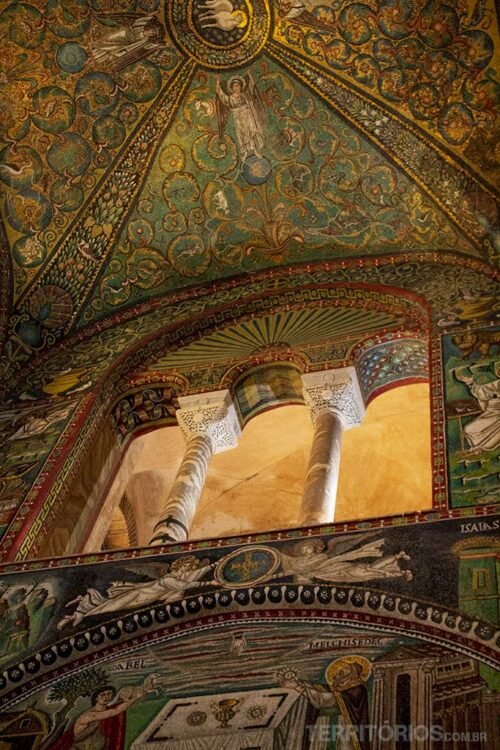 Mosaicos milenares pelas paredes e teto de prédio histórico em Ravenna