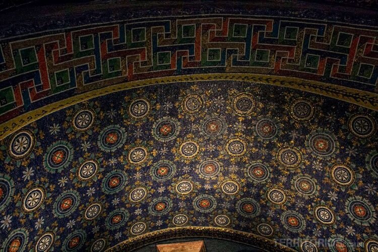Mosaicos de cor azul e dourado no teto de mausoléu na cidade de Ravenna