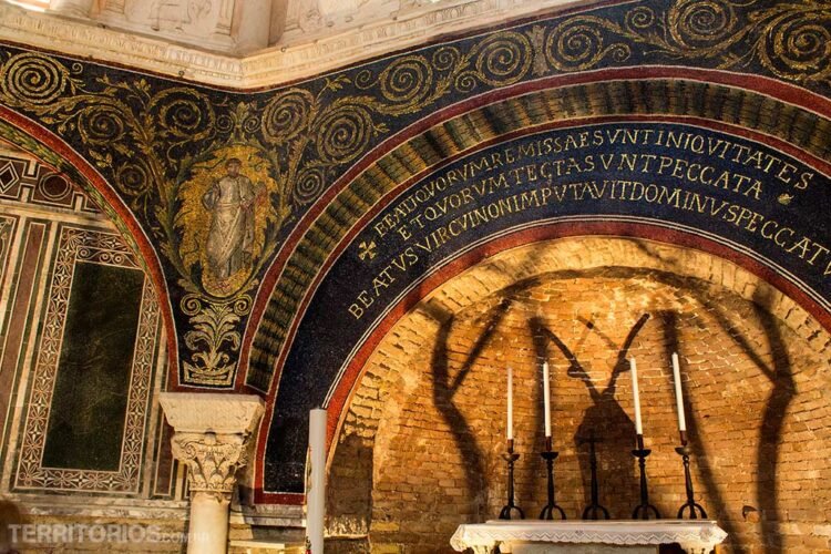 Altar com velas e paredes de mosaico milenar