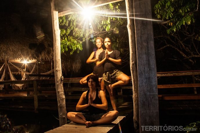 Praticando ioga noturna no hotel de selva