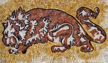 Desenho de figura mitológica em mosaico na cidade de Ravenna