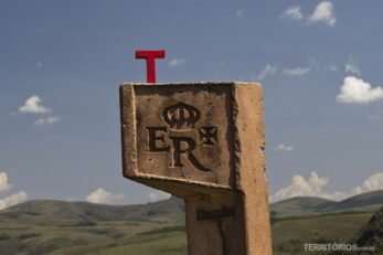 Marco de sinalização do Roteiro Estrada Real