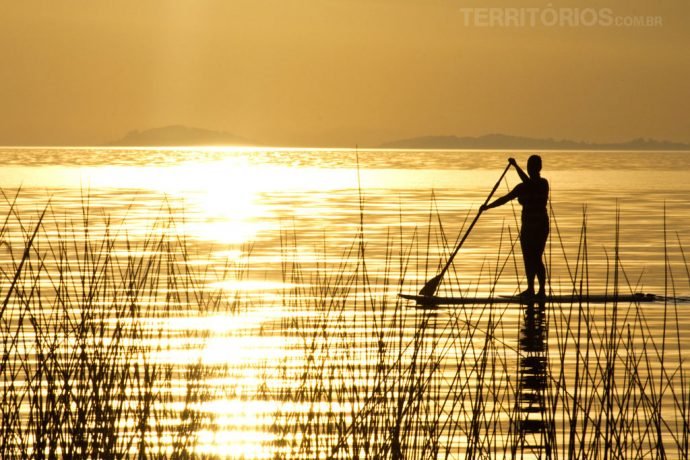 O famoso pôr do sol no Guaíba deve ser ainda mais incrível de cima da prancha