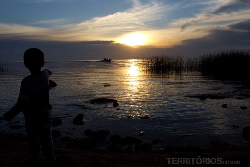 Famílias curtindo o pôr do sol