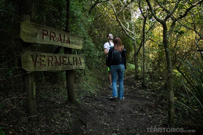 Trilha para praia Vermelha