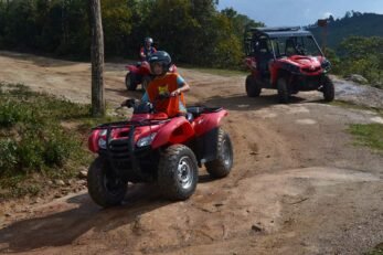 A estrada em quadriciclo em Lavras Novas