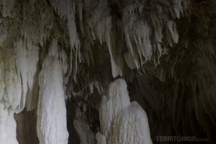Caverna exibe estalactites úmidas e diferentes