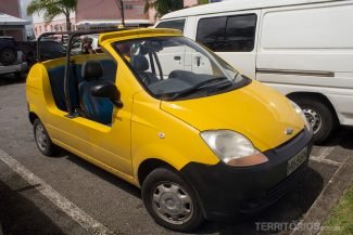 Carro amarelo conversível para alugar e fazer os roteiros de carro por Barbados