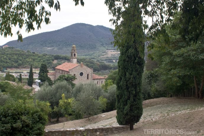 Vista para Igreja Santa Maria Assunta, em Arquà Petrarca