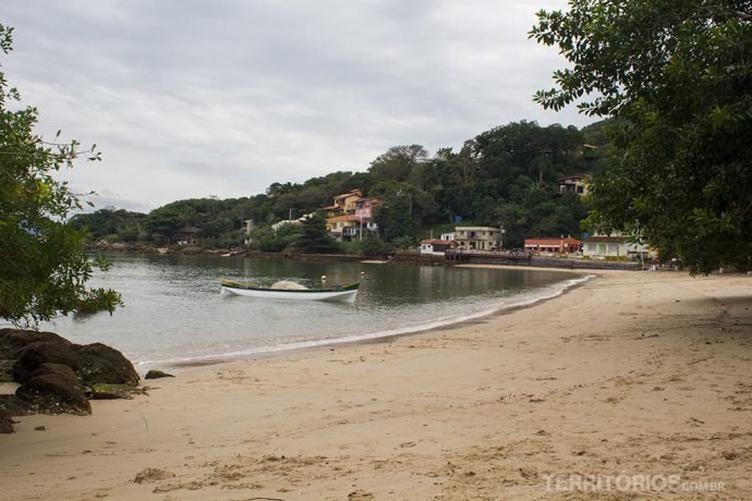 Praia tranquila em Sambaqui
