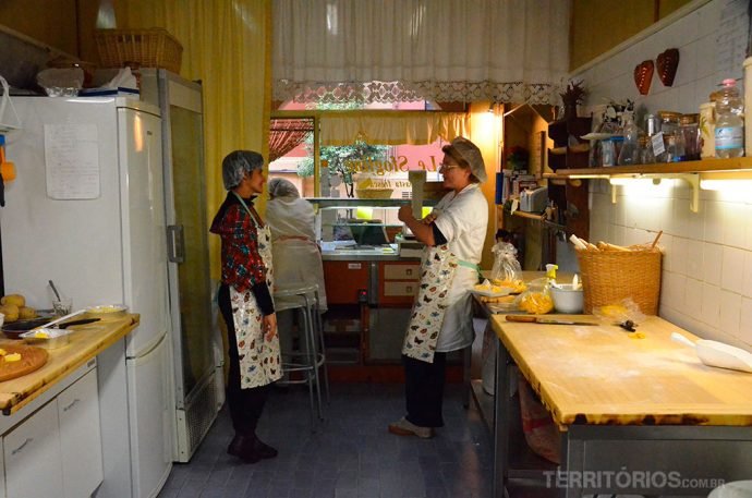 Conversando com Mônica na cozinha do Le Sfogline